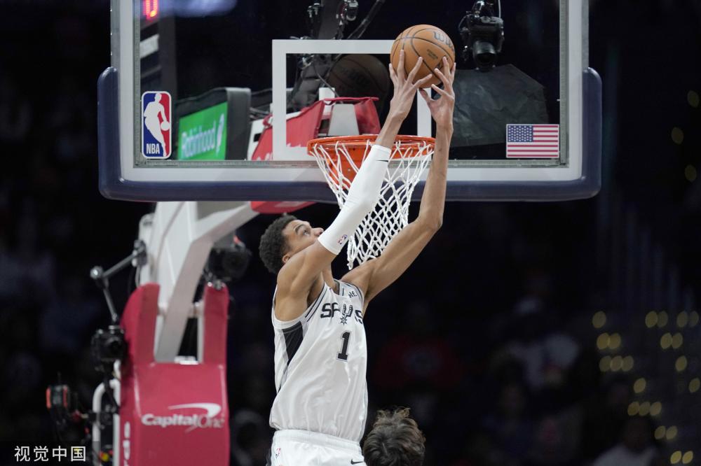 展示了他在 展示了他在